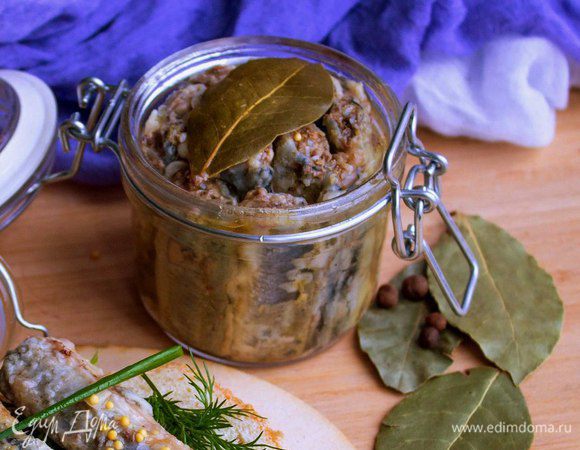 Пока миноги запекаются, сварить маринад. Закипятить 0,5 л воды, добавить все специи и варить 5 минут. Влить уксус и дать немного остыть. Запеченные миноги уложить в банки, залить маринадом и дать полностью остыть. Затем отправить в холодильник на 1-2 суток. 
Не зря я мучилась, получилось очень вкусно))) По вкусу больше напоминает цыпленка, нежели рыбу)))