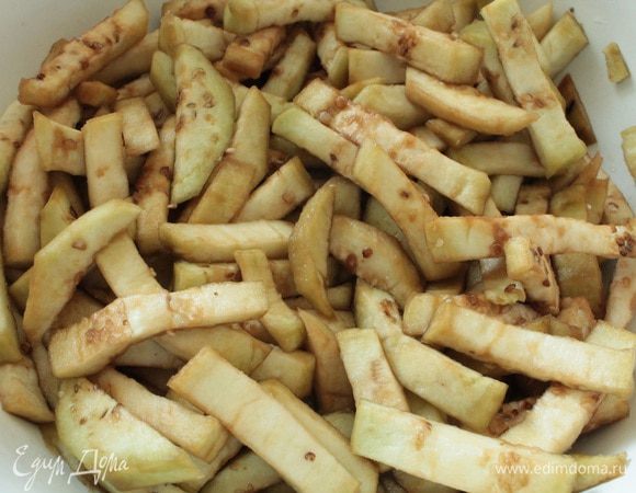 Баклажаны посолить, накрыть крышкой и дать постоять минут 20, чтобы ушла горечь.