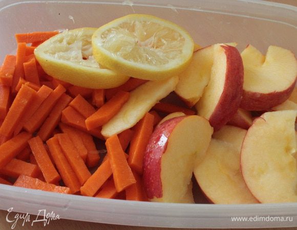 Тыкву нарезать соломкой, яблоко (у меня было крупное яблоко, весом 170 гр) кисло-сладкого сорта нарезать дольками, добавить выжатый сок двух долек лимона, перемешать, накрыть крышкой и отставить в сторону. Лимончик тоже оставляем, цедра отдаст свой аромат, а перед обжариванием дольки выбрасываем..