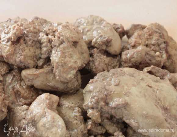 Печень обжарить на растительном масле в течении 2-3 минут,она должна быть мягкой и розоватой внутри.Выкладываем печень в отдельную посуду,накрыть крышкой.