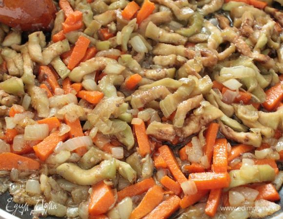 В сковороду, в которой обжаривали печень, отправляем лук, обжариваем до прозрачности, добавляем тыкву, обжариваем 1 минуту, добавляем отжатые от жидкости баклажаны, помешивая обжариваем 2-3 минуты, овощи должны слегка стать мягкими. Добавляем молотую паприку, мускатный орех и молотый перец по вкусу.