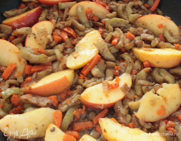 Добавляем яблоки, коньяк, помешивая, обжариваем еще 2-3 минуты, алкоголь испарится, а яблоки слегка обмякнут, добавить сметану, две-три ложки кипяченой воды, помешивая немного потушить, 1-2 минуты. Пробуем на соль (не забываем, что баклажаны уже соленые), солим по своему вкусу.