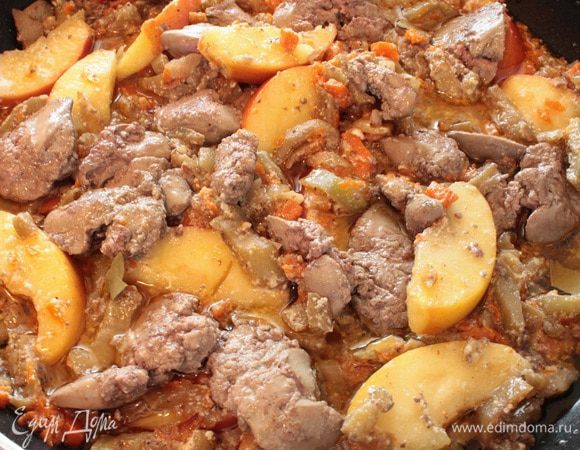 Выкладываем обжаренную печень и тушим под крышкой еще 2-3 минуты. По желанию можно добавить кусочек лаврового листа. Выключить огонь и дать блюду немного настояться. Гарнир я не подаю к этому блюду, вы же можете поступать так, как вам хочется. Приятного вам аппетита!