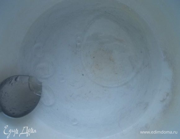 В стакане холодной воды,растворить щепотку соли. Затем добавить масло и водку. Масло даст эластичность тесту и оно будет как-бы слоится,а водка даст хруст готовому тесту. 