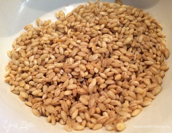 Перловку хорошо промыть и залить холодной водой на ночь.