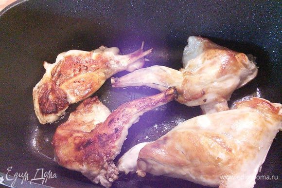 В жаропрочной кастрюле разогрейте масло, обжарьте части кролика со всех сторон до золотистого цвета. Затем выложите мясо на тарелку.