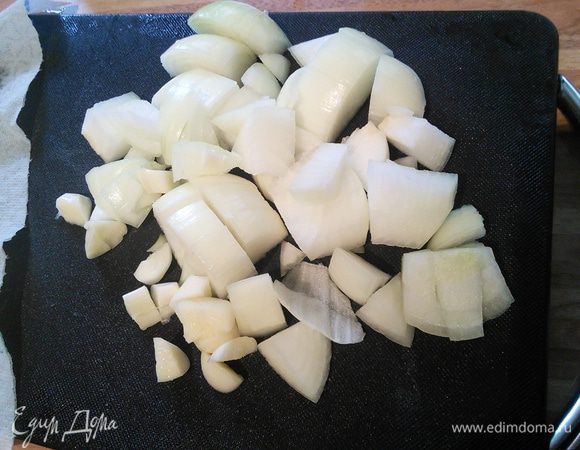 Лук и чеснок нарежьте  крупными кусочками. 