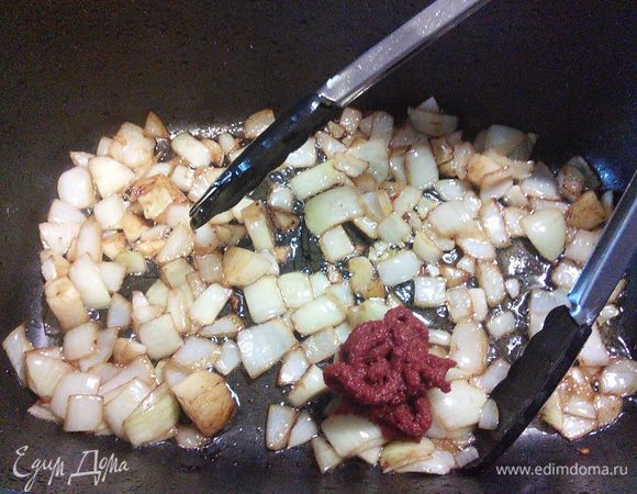 Обжарьте в том же масле, добавить томатную пасту, еще раз коротко обжарить. 