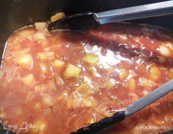 Влейте  вино и бульон (количество вина и бульона можно изменить по своему вкусу), 