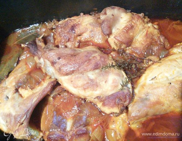 Тушите  в предварительно  разогретой до 200°духовке приблизительно 1час. Вот такая румяна, ароматная красота у вас получится)). 