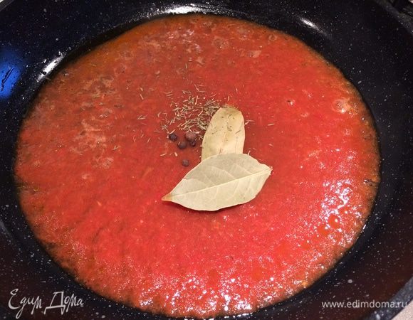 В другой сковороде прогреть томатный сок (или томатную пасту), добавить лавровый лист, душистый перец, соль по вкусу (учитывайте соленый вкус огурцов!).