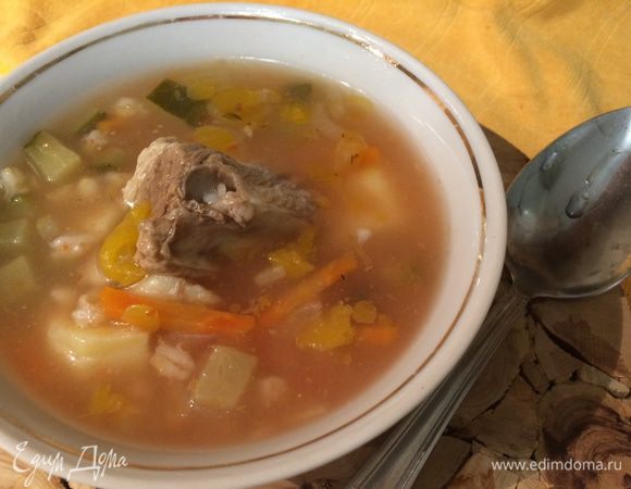 Снять с огня, накрыть крышкой и дать настояться 10 минут. Разлить по тарелкам, украсить сметаной, свежей зеленью и подавать. Приятного аппетита!