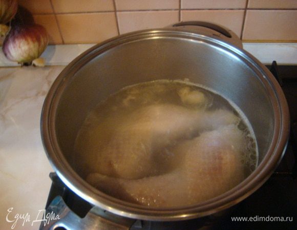 Окорочка сварить, мясо разрезать на кусочки.