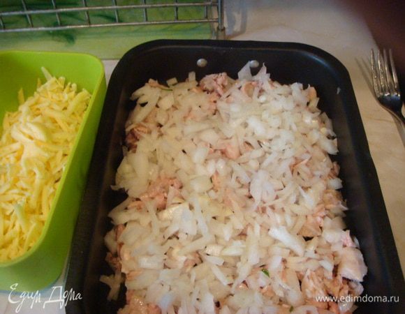 В форму первый слой мясо куриное,сверху лук ,сверху капусту (не всю пол стакана оставить для заливки) и верхний слой картофельное пюре.
Добавляем соль по вкусу.