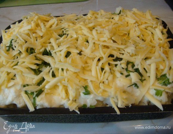 Заливка: молоко +мука 2 ст.л.+яйцо перемешать. Капусту что мы оставляли перемолоть блендером до пюре и добавить в заливку,если получается густовато ,то добавьте молока+соль и залить нашу запеканку сверху зелень по желанию и сыр натертый на крупной терке.
Отправляем в духовку разогретую при 180 гр. на 35 мин.,до золотистой корочки