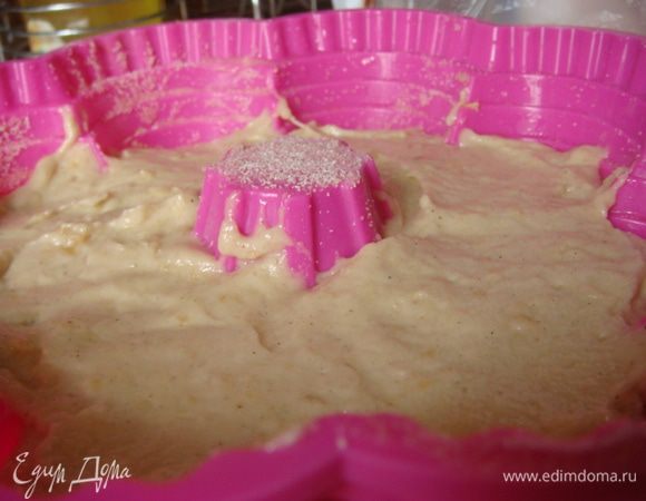 В данном рецепте подсолнечное масло и придало влажность пирогу ,на вкус мне понравилось,форму берите маленькую ,что бы получился высокий пирог,муку добавлять порционно ,т.к. она разная .
Все ингредиенты соединяем по одному перемешиваем,форму смазать маслом и посыпать манкой .
Выпекать в разогретой духовке при температуре 180 гр. минут 40.
