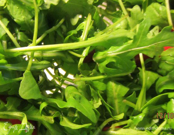 Руколу и помидорчики черри моем и обсушиваем.
