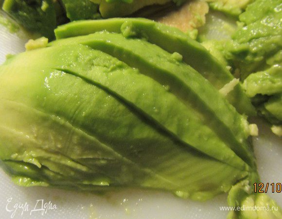 Авокадо режем дольками и взбрызгиваем лимонным соком.
