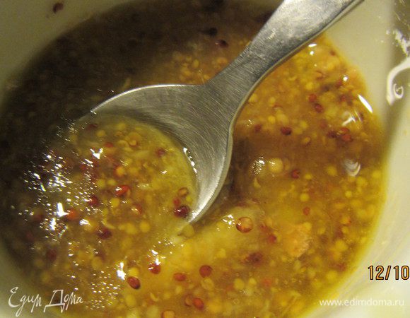 Сделаем заправку. а) Сначала напишу, как рекомендуется ее готовить в оригинальном рецепте. Чеснок мелко измельчаем, имбирь трем на терке и отжимаем сок. Смешиваем мед, горчицу, чеснок и сок имбиря. Порциями вливаем оливковое масло, помешивая венчиком, чтобы получился однородный соус. Солим, перчим по вкусу. б) Мой вариант. Я делала небольшую порцию и ориентировалась на свой вкус. Немного имбиря (+- 1 см) трем на мелкой терке. К нему добавляем 1/4 ч.л. чесночной приправы, 1 ч.л. меда и 1 ч.л. горчицы. Затем вливаем оливковое масло, количество по вкусу. У меня где-то 3-4 ст.л. получилось. Солим, перчим по вкусу.

