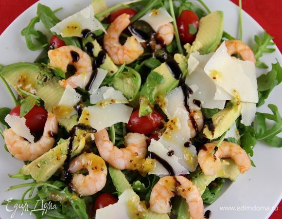 На тарелки выкладываем листья руколы, затем распределяем помидорчики, авокадо и креветки. Взбрызгиваем бальзамическим уксусом (или можно соусом). Украшаем хлопьями пармезана и поливаем заправкой. И наслаждаемся) Приятного аппетита)