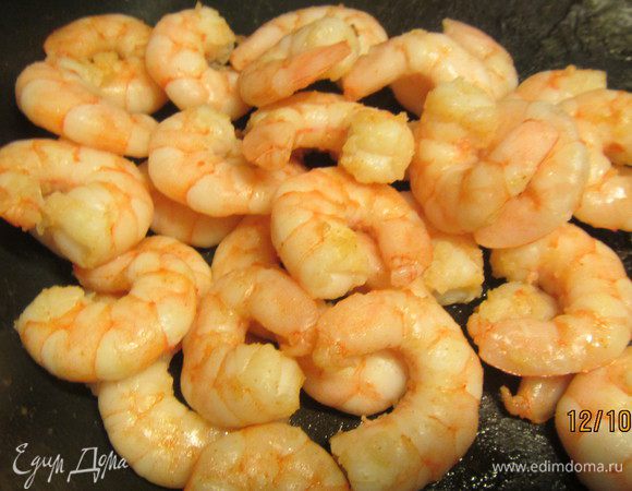 Креветки....тут на Ваше усмотрение и вкус. Можно их отварить до готовности, а можно обжарить. У меня были креветки готовые замороженные. Я их разморозила, а затем коротко обжарила на оливковом масле, добавив паприку и чесночную приправу.

