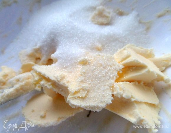 Готовим тесто: масло перетираем с сахаром.