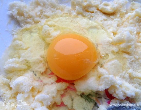 Вбиваем яйцо с щепоткой соли. Перетираем с массой.