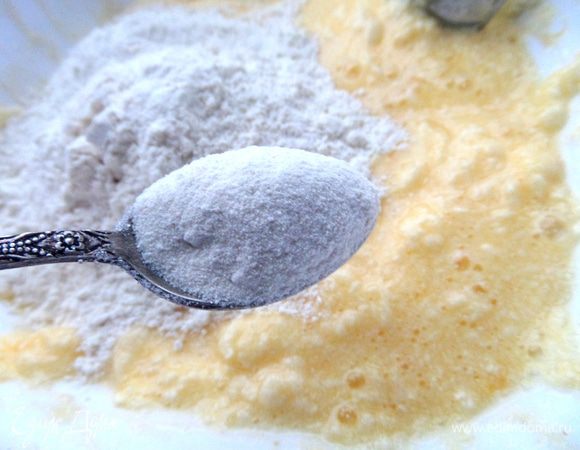Муку с разрыхлителем постепенно вводим.