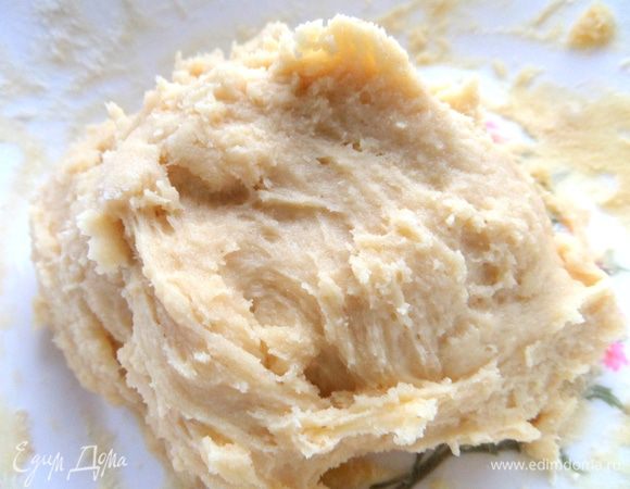 Замешиваем песочное тесто,не совсем крутое,тогда и будет пирог рассыпчато-нежный!