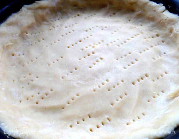 Когда приготовим начинку,разминаем тесто по смазанной форме,окунув пальцы в муку. Основу наколоть вилкой. Форма 26 см.