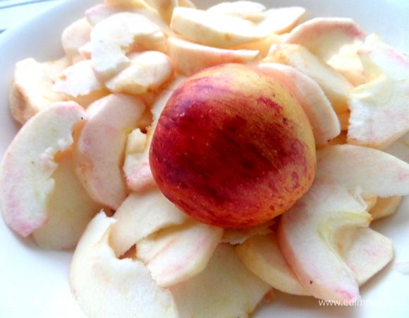 Для начинки очистить яблоки среднего размера,нарезать на кусочки.