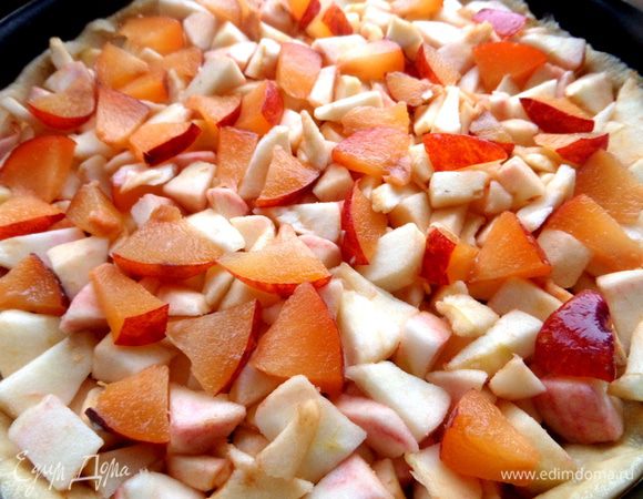 Густо приминаем к тесту фруктовые кусочки.