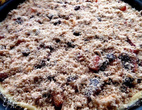 Посыпаем равномерно верх и отправляем в разогретую духовку. Моя в этот раз разогрелась до 200* и пирог был готов через 25 минут. Из формы сразу не вынимаем,даём схватиться!