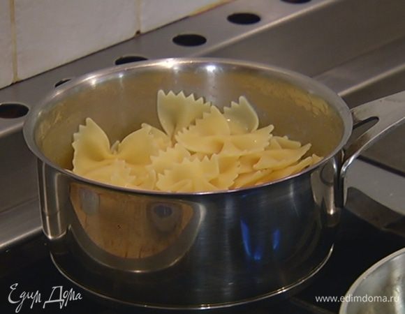 Макароны отварить согласно инструкции на упаковке, воду слить.