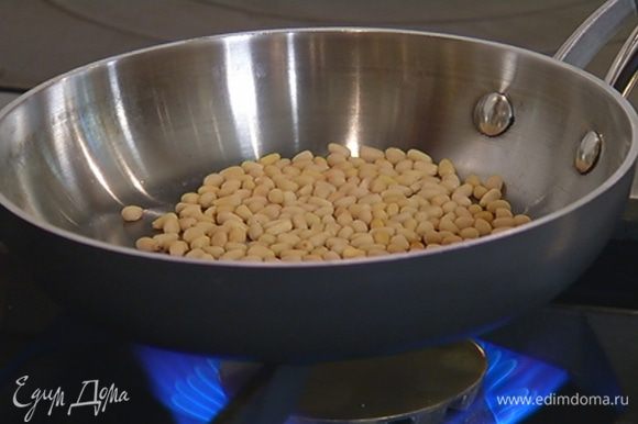 Кедровые орехи подрумянить на сухой разогретой сковороде.