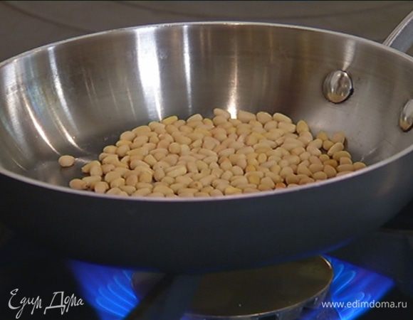 Кедровые орехи подрумянить на сухой разогретой сковороде.