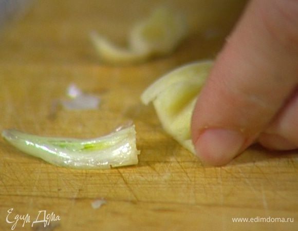 Чеснок почистить, раздавить и удалить горькую сердцевину.