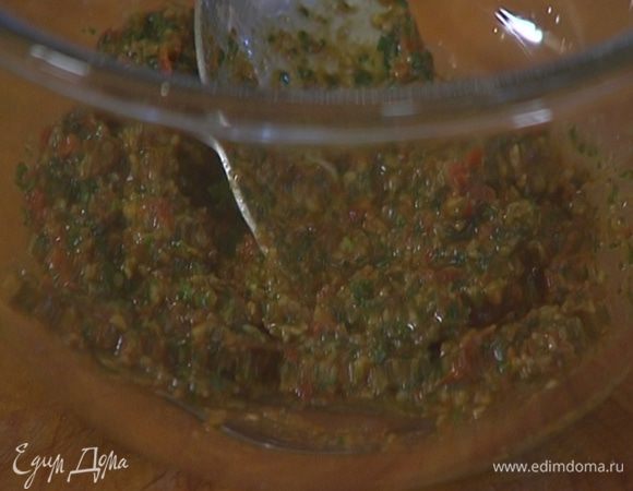 Приготовить песто: в чаше блендера соединить вяленые помидоры, чеснок, листья кинзы, петрушки и базилика, добавить орехи, посолить, поперчить, влить оливковое масло Extra Virgin и взбить все в однородный соус.