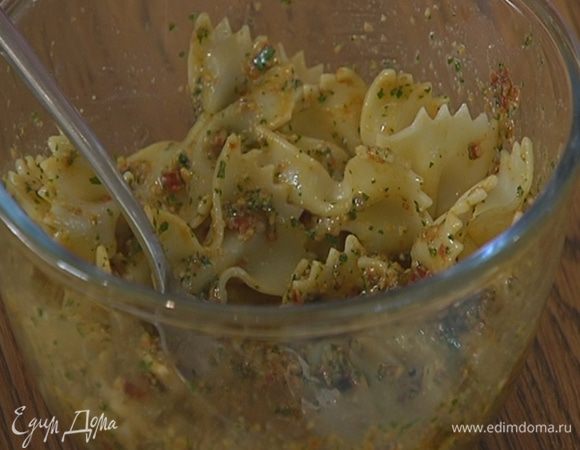 Добавить к макаронам 2 ст. ложки красного песто, влить 2 ст. ложки кипяченой воды и перемешать.