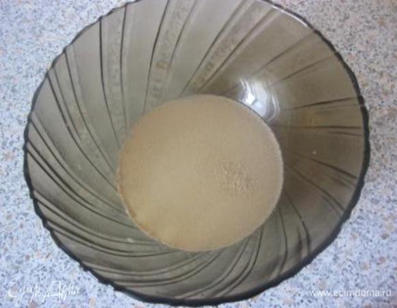 В теплом молоке развести дрожжи.
Оставить на 15 минут, в теплом месте.