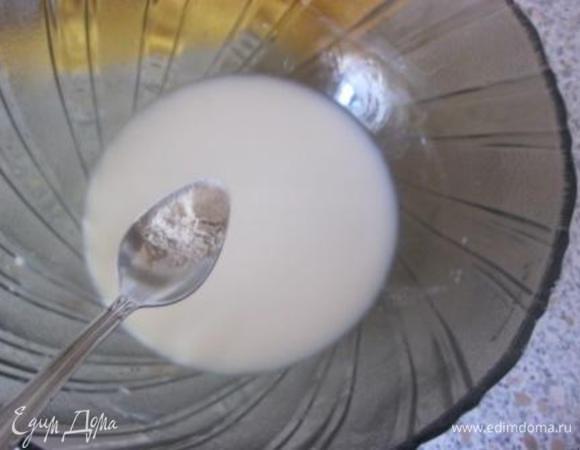 В подошедшие дрожжи добавить сахар, соль и кардамон (молотый),
перемешать.