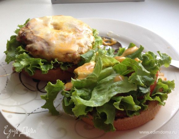 Теперь осталось только собрать наш чикенбургер как конструктор. Если котлетки остыли то я беру тарелку - на нее котлетку и сверху сыр (покупаю сыр в пластинках Чеддер, поскольку он вкусный и очень хорошо плавится) и отправляю подогревать в микроволновую печь. Параллельно разрезаю булочку для гамбургера пополам и подогреваю их мякишем  в низ на сковороде (антипригарном без масла) чтобы появилась хрустящая корочка. Затем переворачиваю и смазываю обе стороны булочек майонезом и горчицей, затем кладу по листовому салату (чтобы овощи не размяли булочку...в списке ингредиентов указан салат айсберг только потому что не смогла найти листовой салат в списке добавления ингредиентов) и потом на разные стороны булочек порезанные тонко дольки помидора и огурца. Сверху по желанию можно положить а обе стороны булочки еще по листовому салату (просто я его очень люблю), затем на одну из сторон положить котлетку с сыром и наконец таки накрыть второй стороной булочки. Чуток придавить, дабы проще есть было и все, приятного аппетита.