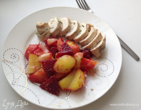 Когда все будет готово то кладу на тарелку овощи, рядом нарезанный рулетик и все, приятного аппетита)