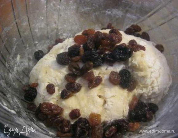 Изюм тщательно вымыть, обсушить.
Подмешать к тесту, размешать так, чтобы изюм распределился равномерно.