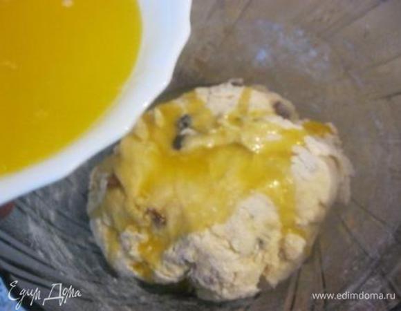 Сливочное масло растопить (в мв), остудить.
Небольшими порциями добавлять к тесту, каждый раз, хорошо вымешивая тесто.