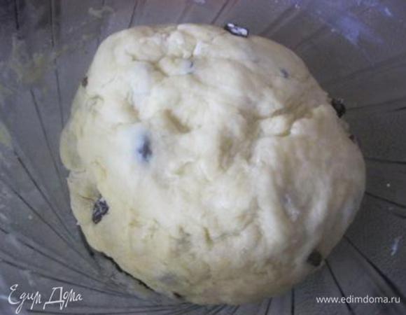 Переложить тесто на рабочую поверхность и вымесить, минут 5.
Миску смазать растительным маслом и переложить тесто обратно в миску.
Накрыть полотенцем и убрать в теплое место на 1 час.