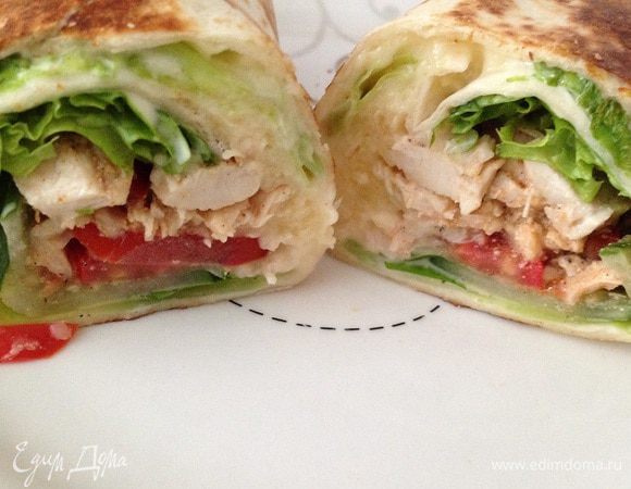 Готовое филе достать из духовки. Взять лепешку тортилья, смазать ее майонезом и горчицей, положить листовой салат (когда добавляла рецепт не нашла в списке ингредиентов листовой салат поэтому пришлось в ингредиентах указать салат айсберг), сверху нарезанные произвольно огурец и помидор, кинзу (по вкусу), нарезанное куриное филе и сверху натертый сыр пармезан. Завернуть тортилью в ролл и подогреть каждую сторону на заранее разогретой сковороде (без масла) до хрустящей корочки. Выкладываем на тарелку и все, приятного аппетита)