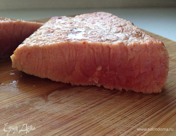 Я покупаю уже нарезанные на стейки куски говядины. Промываю их. Протираю салфеткой насухо. Мясо должно быть комнатной температуры, поэтому надо заранее достать его из холодильника.  