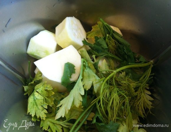 Духовку разогрейте до 160 градусов. 
Почистите кабачок и чеснок, зелень промойте и обсушите бумажным полотенцем, измельчите блендером и добавьте в фарш.