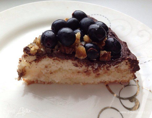 Теперь начинаем собирать торт. Бисквит режем пополам, получается 2 коржа. Один корж смазываем сверху сметанным кремом и поливаем 1 ст.л. меда. Накрываем вторым коржом и делаем тоже самое. Верхний корж смазываем растопленным шоколадом (и стенки торта тоже), посыпаем грецким орехом и украшаем виноградом (у меня был кишмиш без косточек). Торт готов, приятного аппетита) 